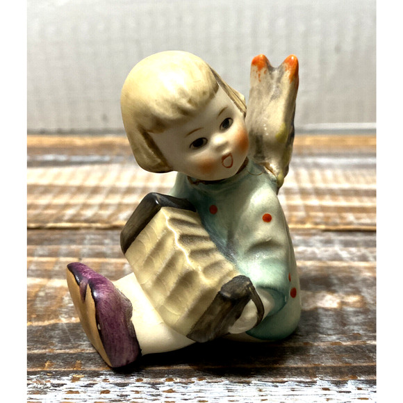 Vintage Goebel Angel Sitting Playing an Acordian 2.5" Tall West Germany - Picture 2 of 11